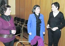 Carmen Aguado y la alcaldesa, con Amparo del Olmo, responsable de Medio Ambiente de Arcelor. ::                                                        SEVILLA