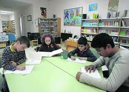 Usuarios de la biblioteca de Los Campos en 2009, año en el que también recibió un premio. ::                             R. G.