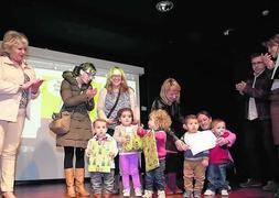Ribadesella. El Grupo de Cámara Giuseppe Guarneri ofreció, por octavo año consecutivo, un concierto bajo el título 'Tócala otra vez Mozart'. La actividad está enmarcada dentro del programa de la Semana Cultural y es uno de los actos favoritos de los más pequeños. Ayer hubo dos pases, uno para los alumnos del C.P. Manuel Fernández Juncos y otro para los del colegio Nuestra Señora del Rosario. ::                             N. A.