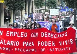 Los manifestantes pasan por la calle de San Bernardo. ::                             PAÑEDA