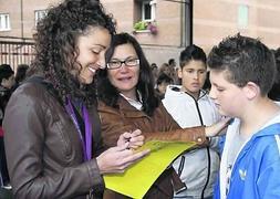 La jugadora de balonmano Jéssica Alonso firma un autógrafo en la pista de El Lloreu. ::                             RUBÉN R. DEL ARCO