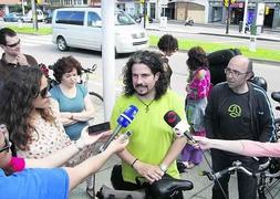 «La estrechez del carril bici es incomprensible, siguen ganando los coches»