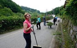 Vecinos de Cenera, en Mieres, se unieron en sextafería para adecentar la carretera que llega a la localidad y los caminos del pueblo. ::                             J. M. PARDO