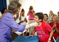 La reina Sofía felicita a Froilán en la entrega de diplomas de un curso de vela la pasada semana. / EFE