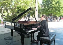 La rumana Alexandra Baciu mientras toca una pieza de Brahms. ::                             ALEX PIÑA