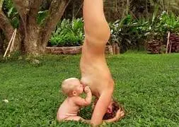 Instagram censura la foto de la madre amamantando a su bebé y practicando yoga