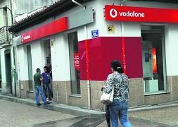Tres encapuchados asaltan por la noche la tienda polesa de Vodafone