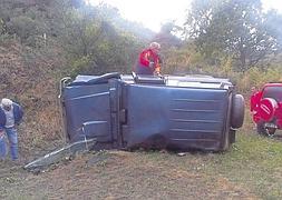 El vehículo que conducía el fallecido, momentos antes de ser retirado del lugar en que quedó volcado, en Llanos de Somerón. ::                             J. M. PARDO