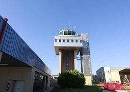 La torre de control del aeropuerto de Asturias rechaza el plan de AENA de retirar las radioayudas