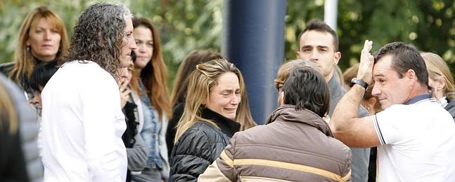 La mujer del lenense fallecido, José Luis Arias, llora desconsolada en el tanatorio de Mieres. :: J.M. PARDO