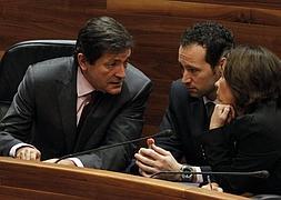 UPyD e IU dejan al PSOE "en minoría" y Javier Fernández replica que el Ejecutivo "existe"