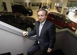 Manuel García Arenas, en el concesionario que el grupo que preside tiene en Oviedo. ::                             MARIO ROJAS
