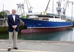 Antonio Suárez, con elatunero  'Gijón' al fondo. ::                             JOSÉ SIMAL