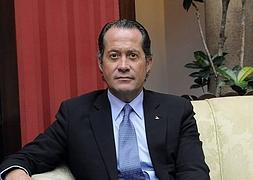 El banquero que lee poesía