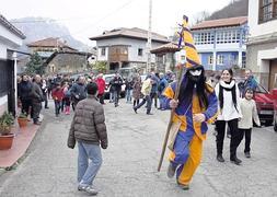 El guirria, enfundado en un traje arlequinado, y los aguinalderos, recorrieron durante nueve horas las calles de Cainava y San Juan de Beleño y visitaron más de 50 casas. ::                             N. A.