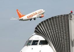 Un vuelo de EasyJet, la compañía que operaba con Lisboa, despega de la terminal asturiana. ::                             PURIFICACIÓN CITOULA