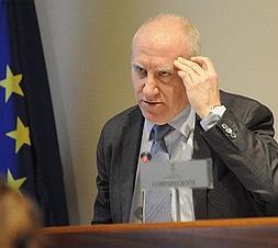 Faustino Blanco, ayer, en la Comisión de Sanidad de la Junta General. ::                             JESÚS DÍAZ