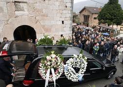 Los aledaños de la iglesia antes del funeral. /  J. M. PARDO