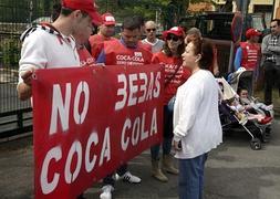 Los trabajadores se concentran en Colloto para rechazar la política de Coca-Cola en Europa