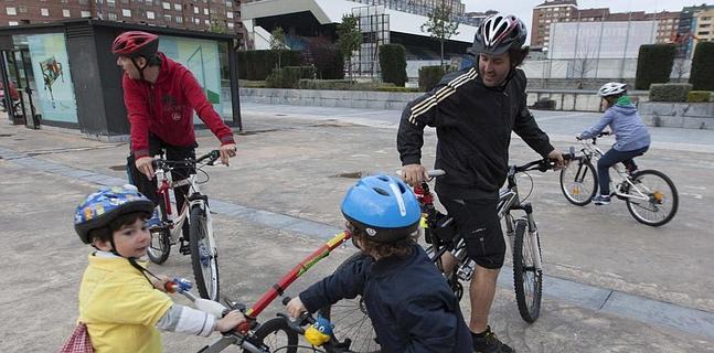 Padres y alumnos del colegio de El Quirinal, en una iniciativa reciente para fomentar la bicicleta.