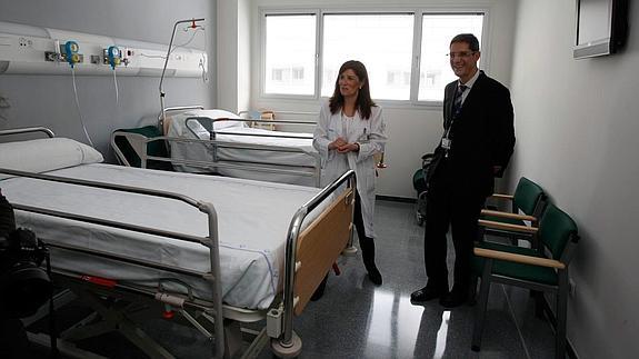 El gerente del área sanitaria VII, Ricardo Arbizu, en una de las habitaciones de Medicina Interna, ubicada en la tercera planta del nuevo hospital, junto a la supervisora. 