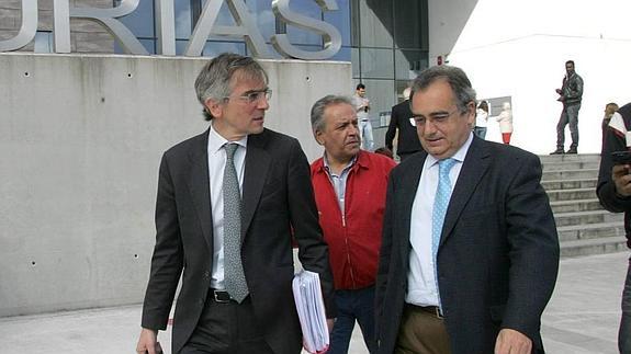 Luis Tuero, José Manuel Muñiz y Ángel Riego salen del juzgado.