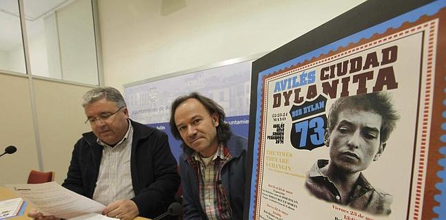 El concejal de Cultura, Román Antonio Álvarez, y el promotor Béznar Arias, junto al cartel del ciclo.