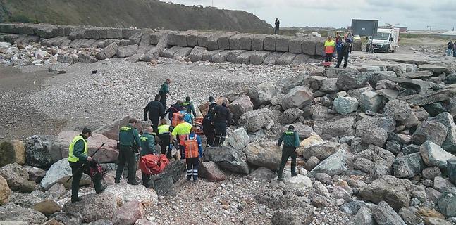 Cuarta persona herida en cinco meses al caer a los bloques del espigón de San Juan