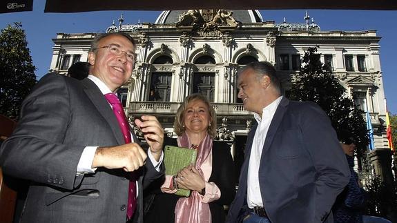 González Pons y Salvador Garriga, con la presidenta regional del PP, Mercedes Fernández.