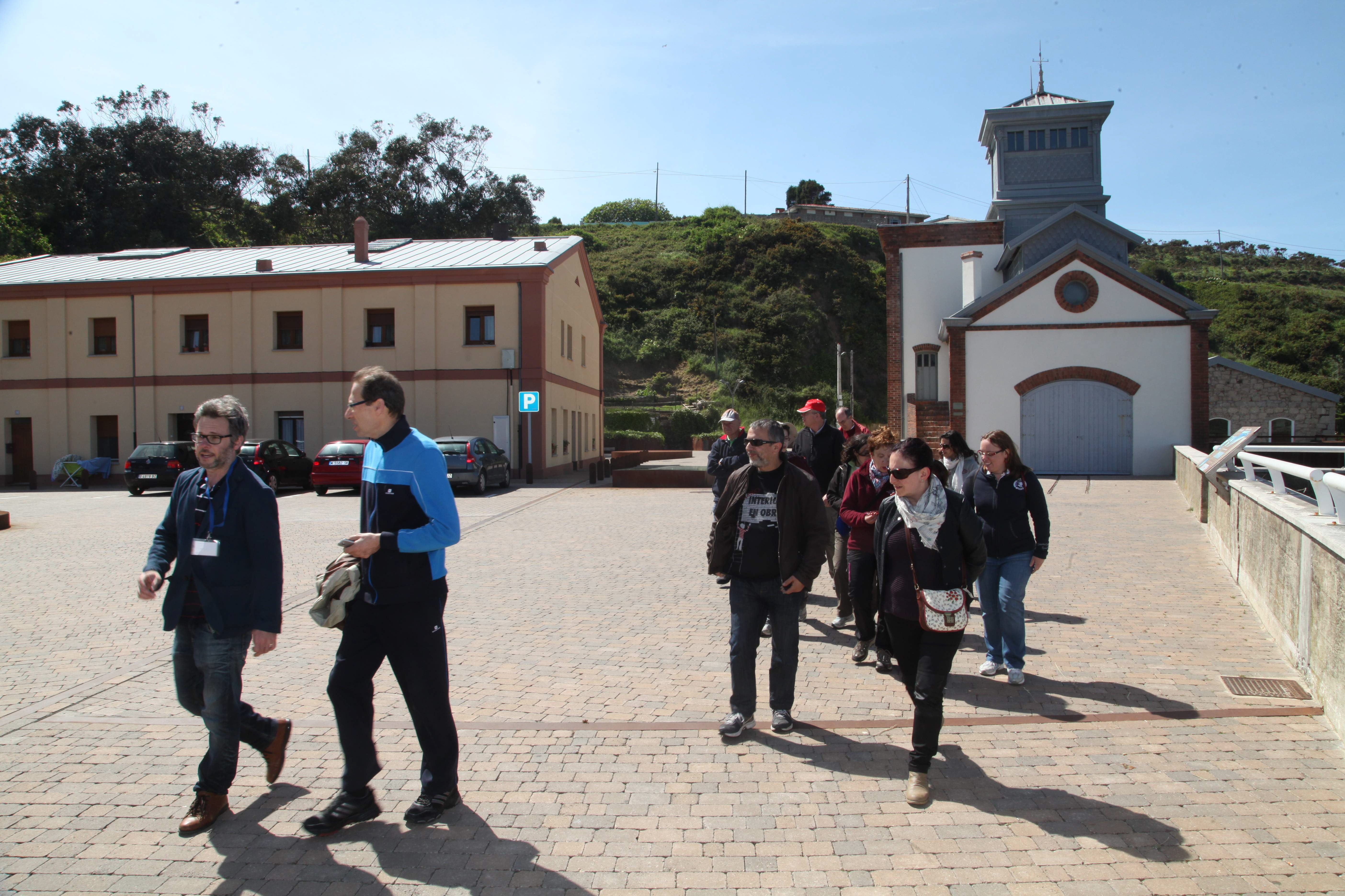 Un grupo inicia un recorrido guiado desde el castillete.