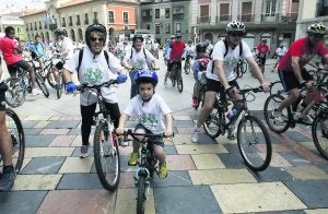 Participantes en la fiesta de la bicicleta que se organiza cada año en Avilés. 