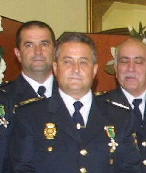 El inspector Pablo Antonio Martínez, en el centro de la imagen.