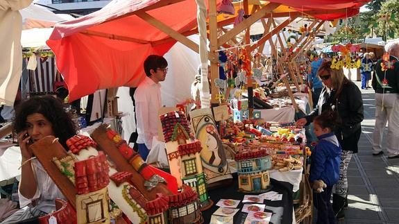 Numerosas personas visitaron el mercado tradicional.