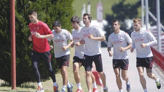 Iván Cuéllar, ayer, durante el entrenamiento regenerativo de los titulares, con Carmona, Jony, Iván Hernández, Luis Hernández y Mandi. 