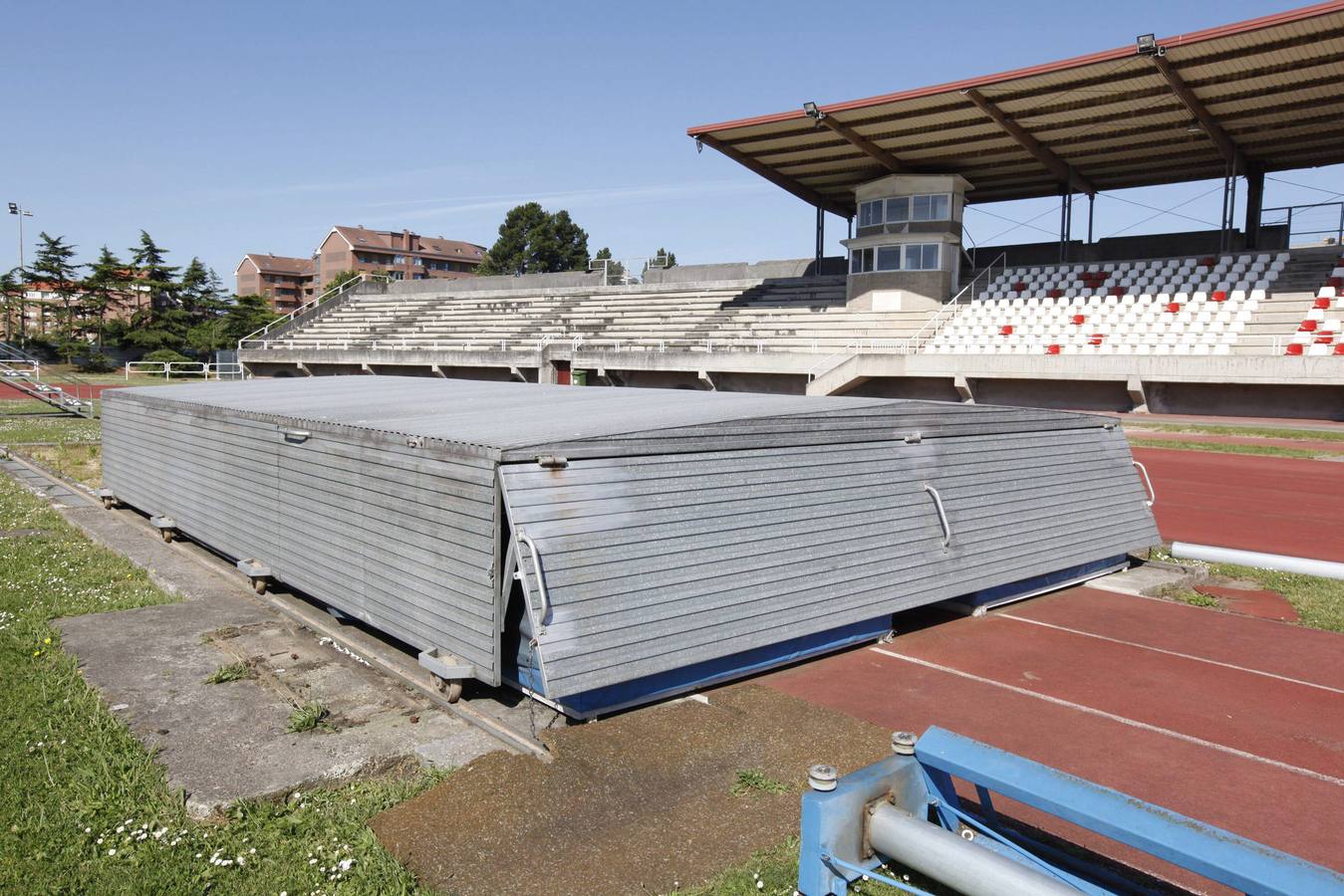 Salto de altura. La colchoneta está cubierta para su protección.