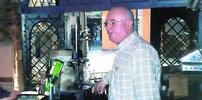 Silverio González, a la derecha, en su popular local de Sabugo 