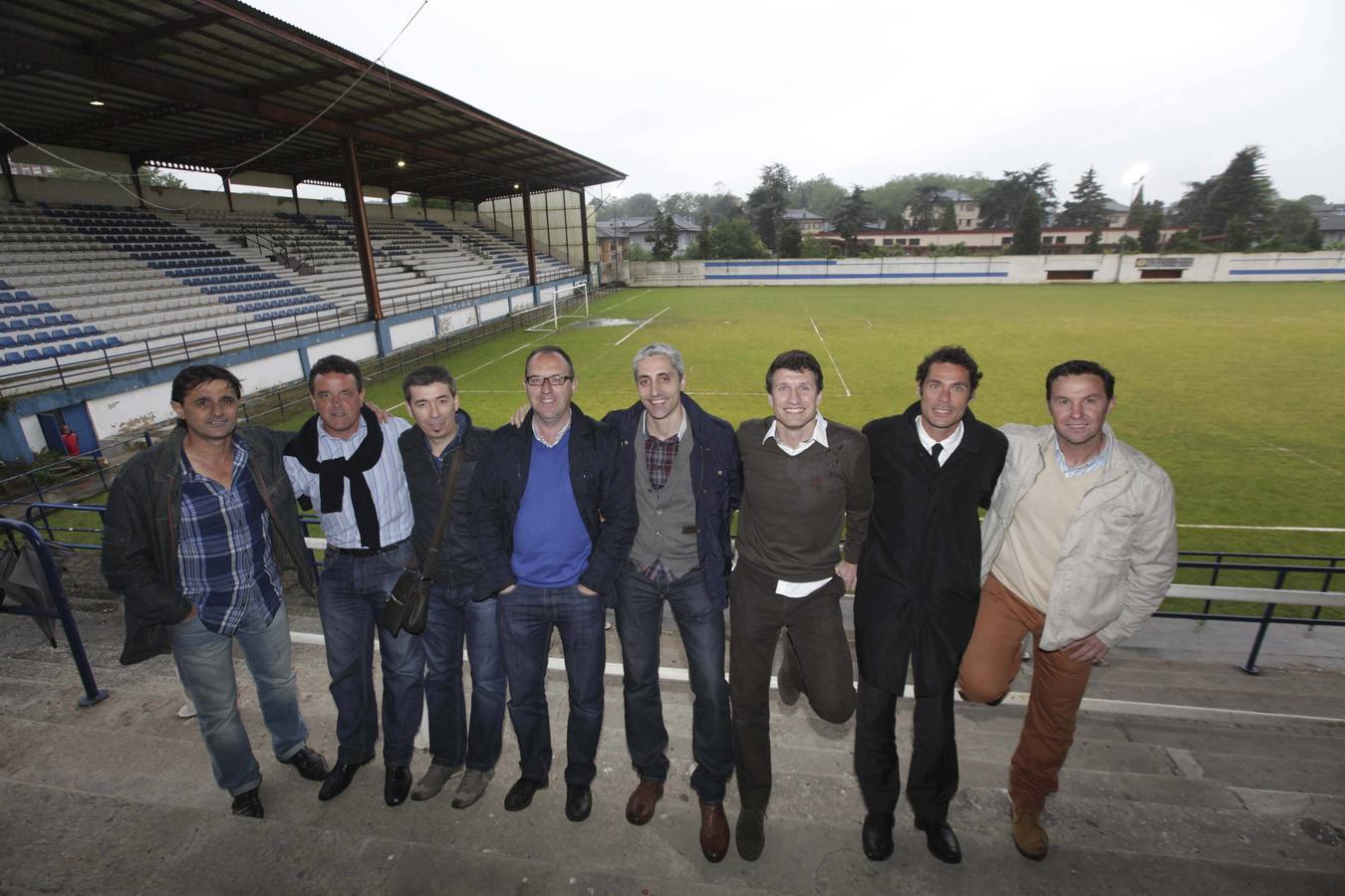 Joaquín, Iñaqui Marigil, Luis Castro, Gaspar, Fran Alonso, David, Marcos y Roberto, en el Juan Muro de Zaro, el escenario de sus triunfos con el Avilés en el 95-96. 