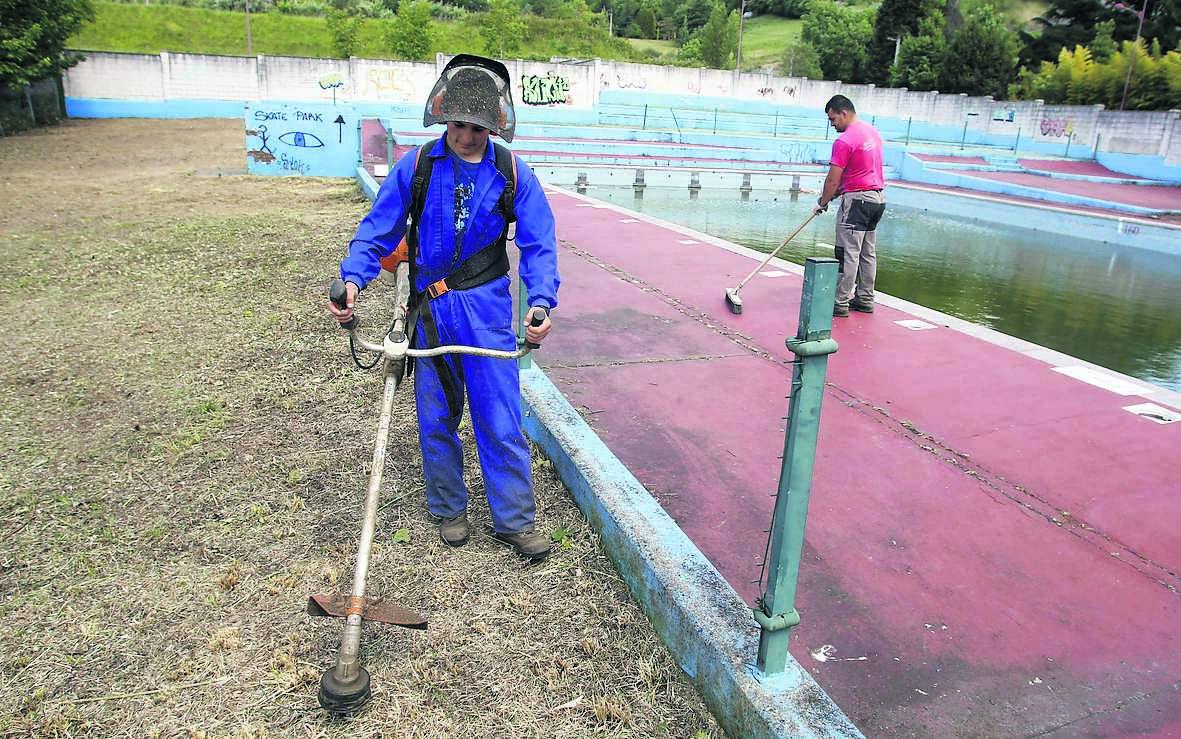 Trabajos de limpieza en las piscinas de Riaño. 