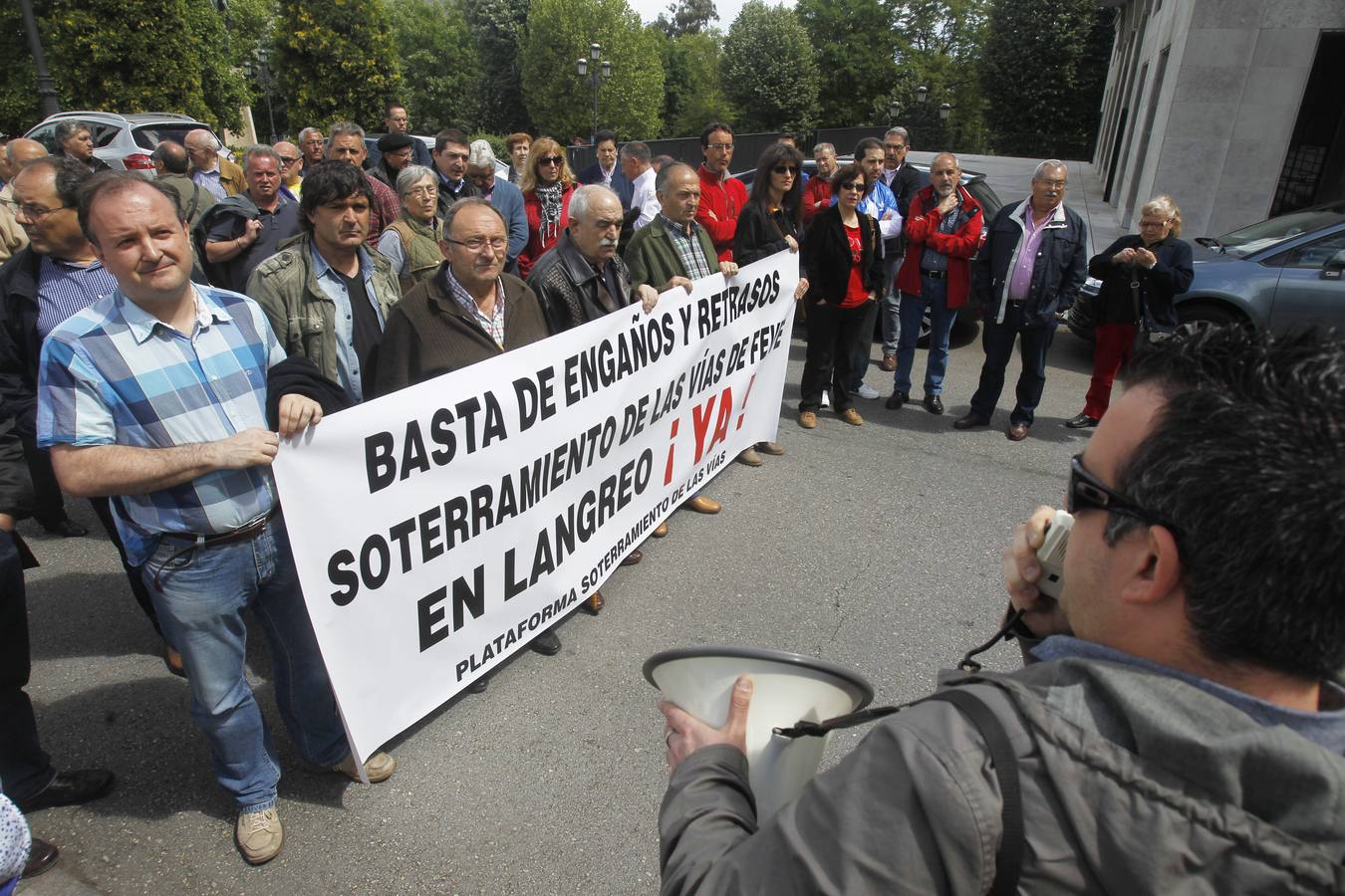 Miembros de la plataforma langreana, con una pancarta, frente a la Delegación del Gobierno. 