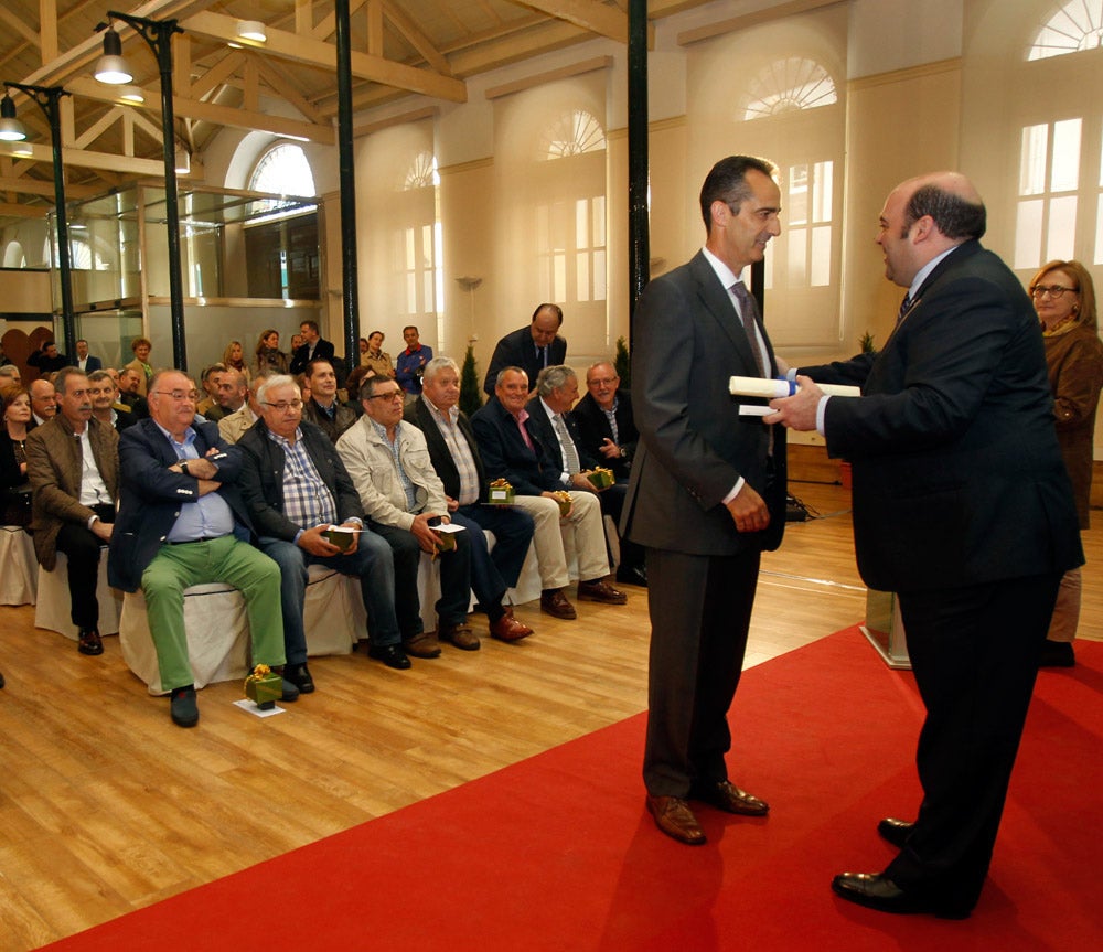 Agustín Iglesias Caunedo entrega una de las distinciones a un funcionario