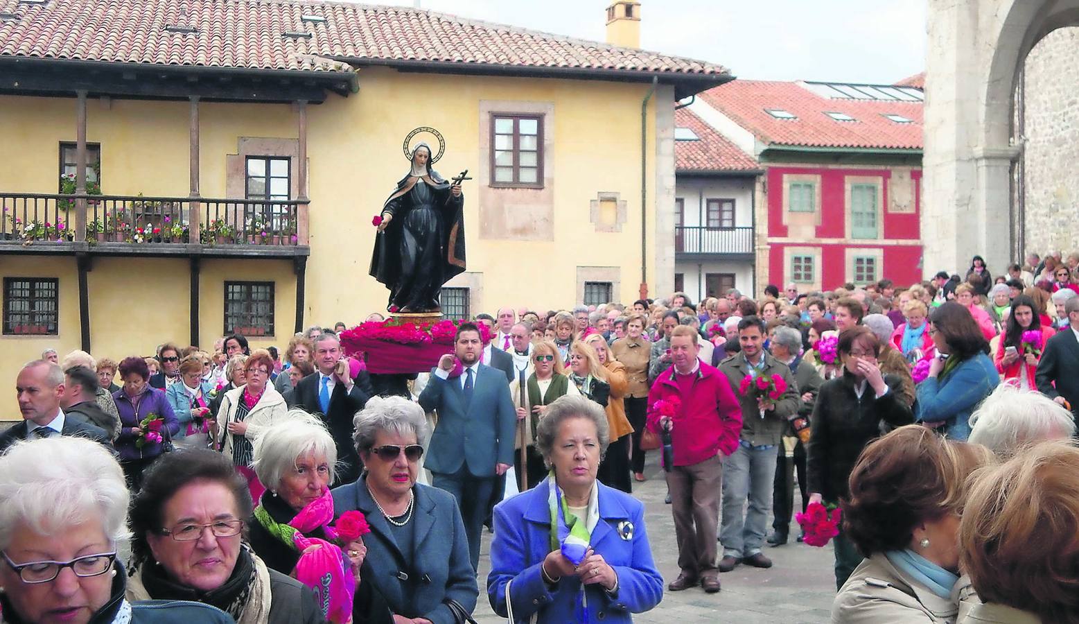 Cerca de medio millar de personas participaron en la procesión de Santa Rita por las calles del casco histórico de la villa de Llanes. 