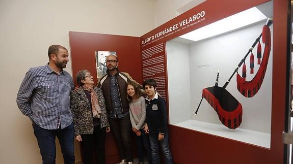 Alberto Varillas, María del Carmen Varillas, Luis Alberto Fernández y Adriana y Gael Fernández Blanco, junto a la creación de Fernández Velasco que permanece expuesta en el Museo de la Gaita.