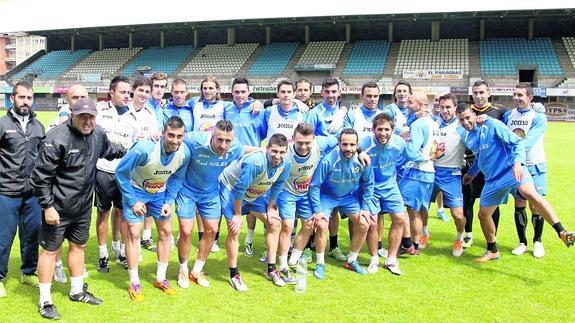 Los jugadores del Real Avilés posan al finalizar el entrenamiento en el Suárez Puerta, el último y en el que concluyeron la preparación del partido frente al Cartagena.