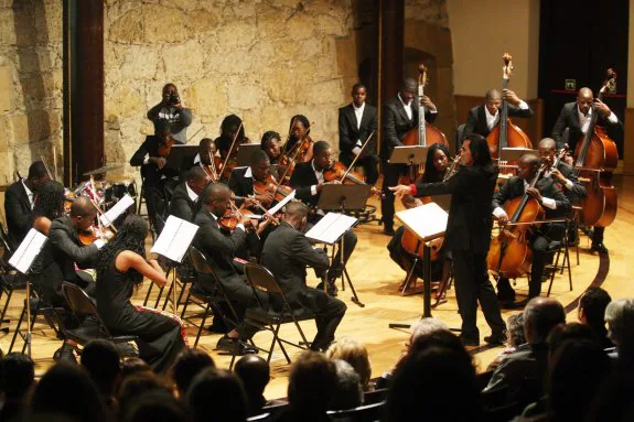 La joven orquesta Kaposoka, de Luanda, durante su actuación de ayer en el Auditorio de Oviedo. 