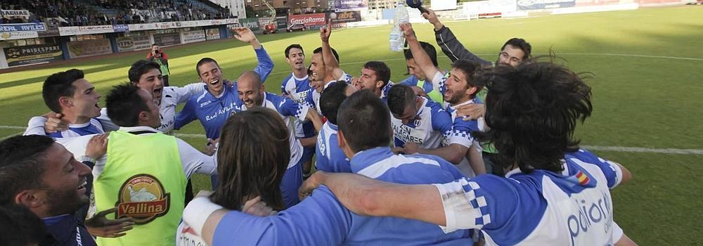 Los jugadores, técnicos y auxiliares del equipo avilesino celebran el triunfo y la clasificación para el segundo asalto por el ascenso.