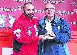 José Luis López Somoano  recoge su trofeo.