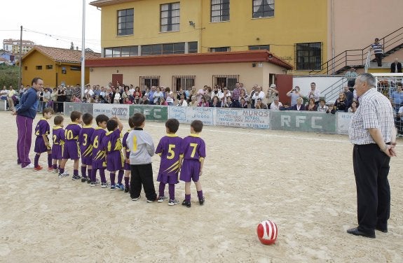 Un equipo forma sobre la arena de El Quintanal. 