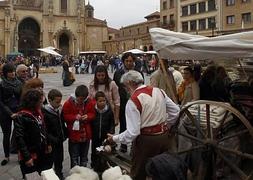 Una mujer elabora telas de lana ante la mirada de algunos asistentes al mercado. ::                             MARIO ROJAS