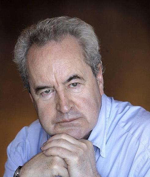 El prestigioso escritor irlandés John Banville durante la entrevista concedida a la Agencia Efe en la que ha hablado de su primera novela negra, "El secreto de Christine", una historia ambientada en los años cincuenta entre Dublín y Boston para la que ha adoptado el seudónimo de Benjamin Black. EFE