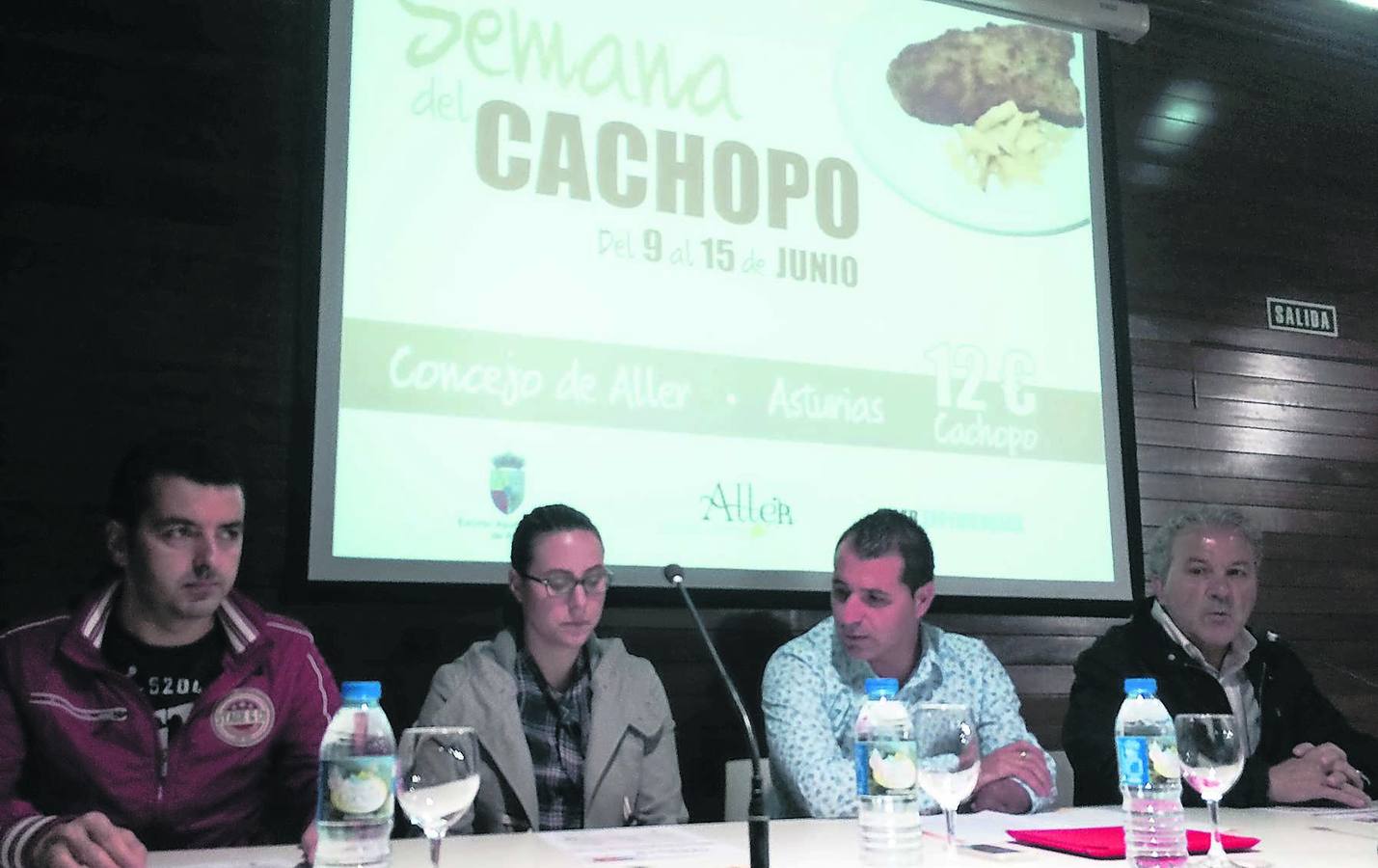 Manuel Castañón, del restaurante La Casona; Irene García del restaurante Collainos; el alcalde de Aller, David Moreno; y Jorge Ochoa, del restaurante Teyka, ayer, en Moreda. 